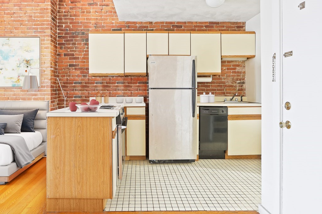 389 Beacon Street, Unit 7 Boston, MA 02116 - Photo 3 of 6 a bathroom with a refrigerator a washer and dryer