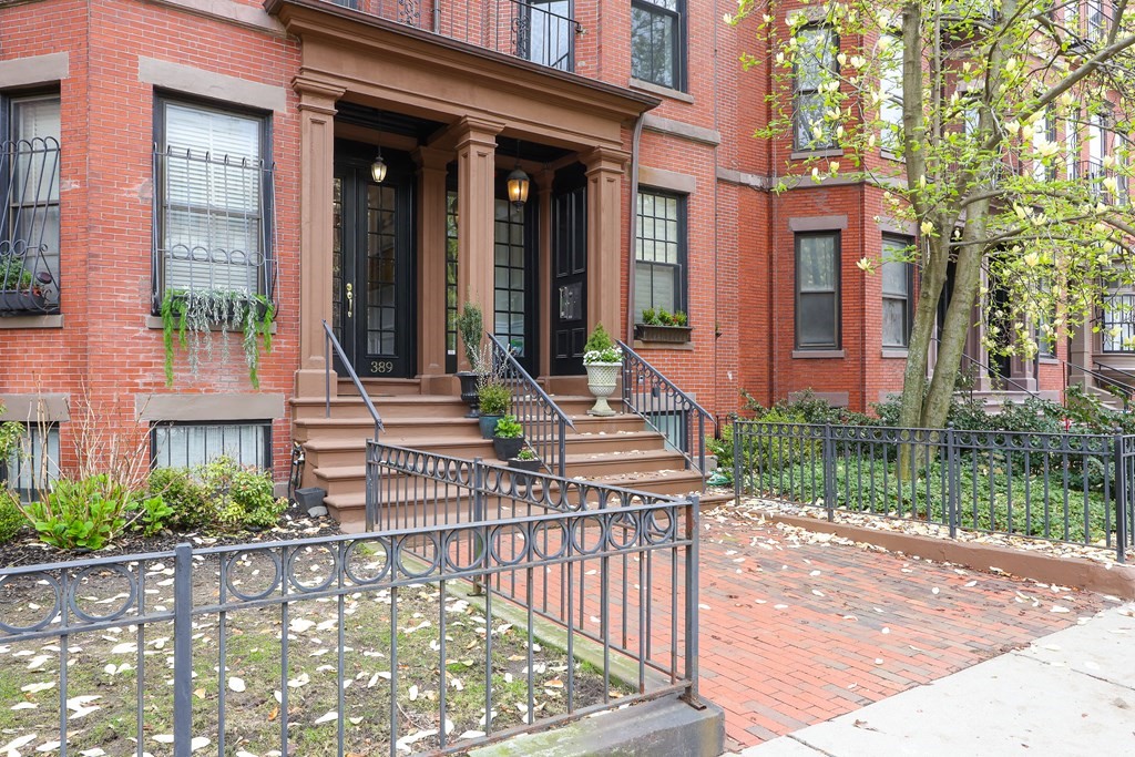 389 Beacon Street, Unit 7 Boston, MA 02116 - Photo 6 of 6 front view of house with a yard