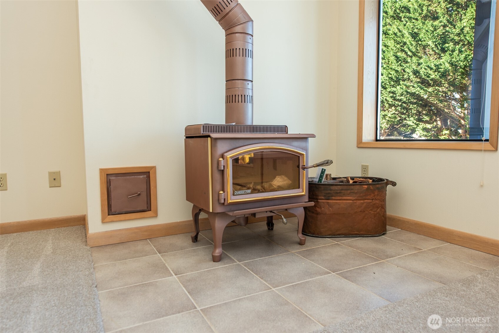 283 Fawn Lane Sequim, WA 98382 - Photo 32 of 38 a room with furniture and a window