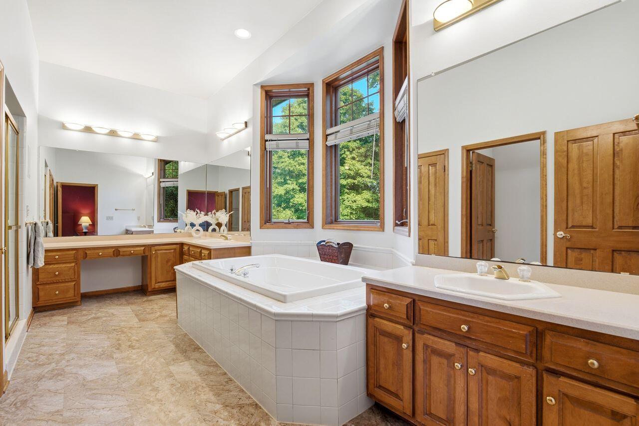 W291S5279 Ridgefield Road Genesee, WI 53189 - Photo 21 of 41 Primary Bathroom