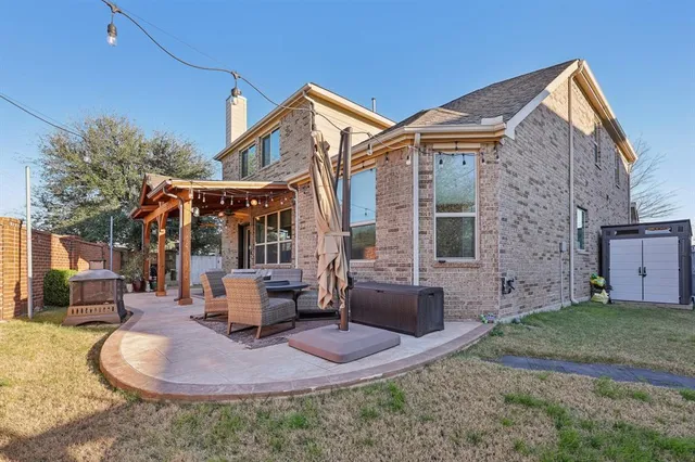a view of a house with entertaining space