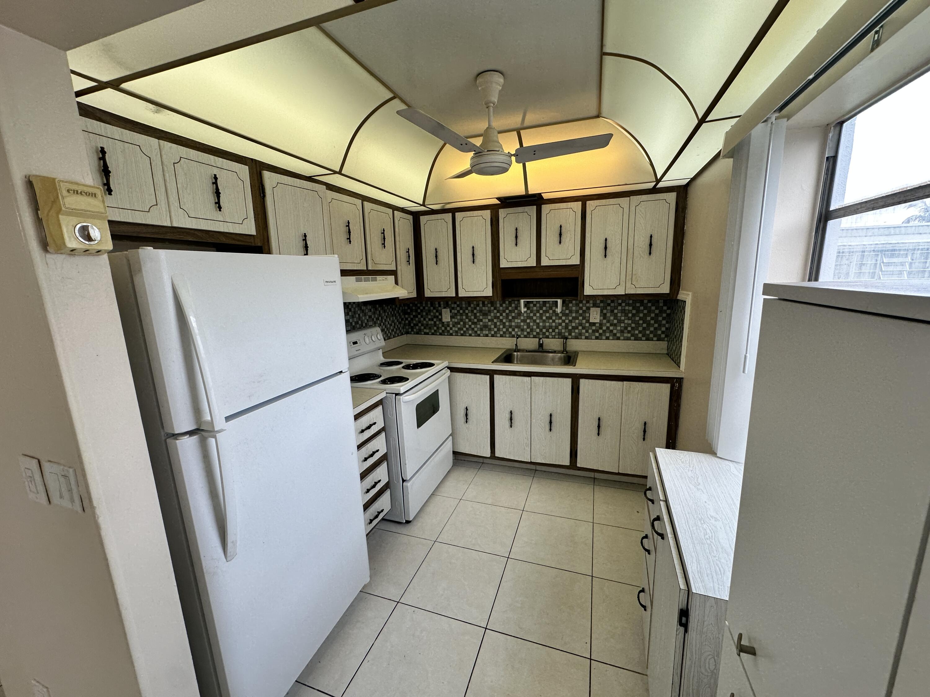 811 Flanders Q Delray Beach, FL 33484 - Photo 7 of 37 Kitchen