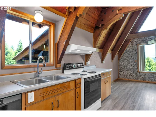 $699,000 | 45265 Sunnyside Road, Foster, OR 97345