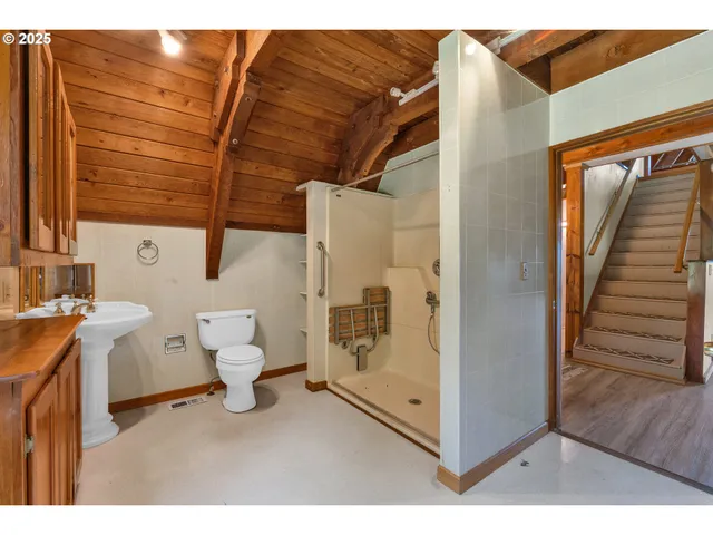 $699,000 | 45265 Sunnyside Road, Foster, OR 97345