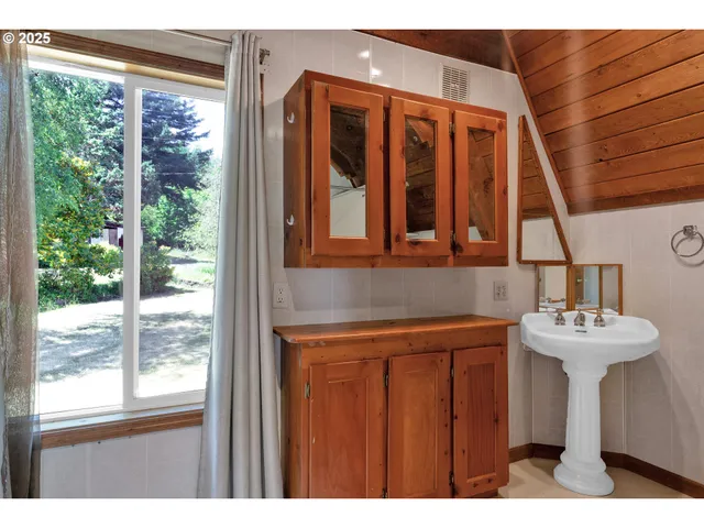 $699,000 | 45265 Sunnyside Road, Foster, OR 97345