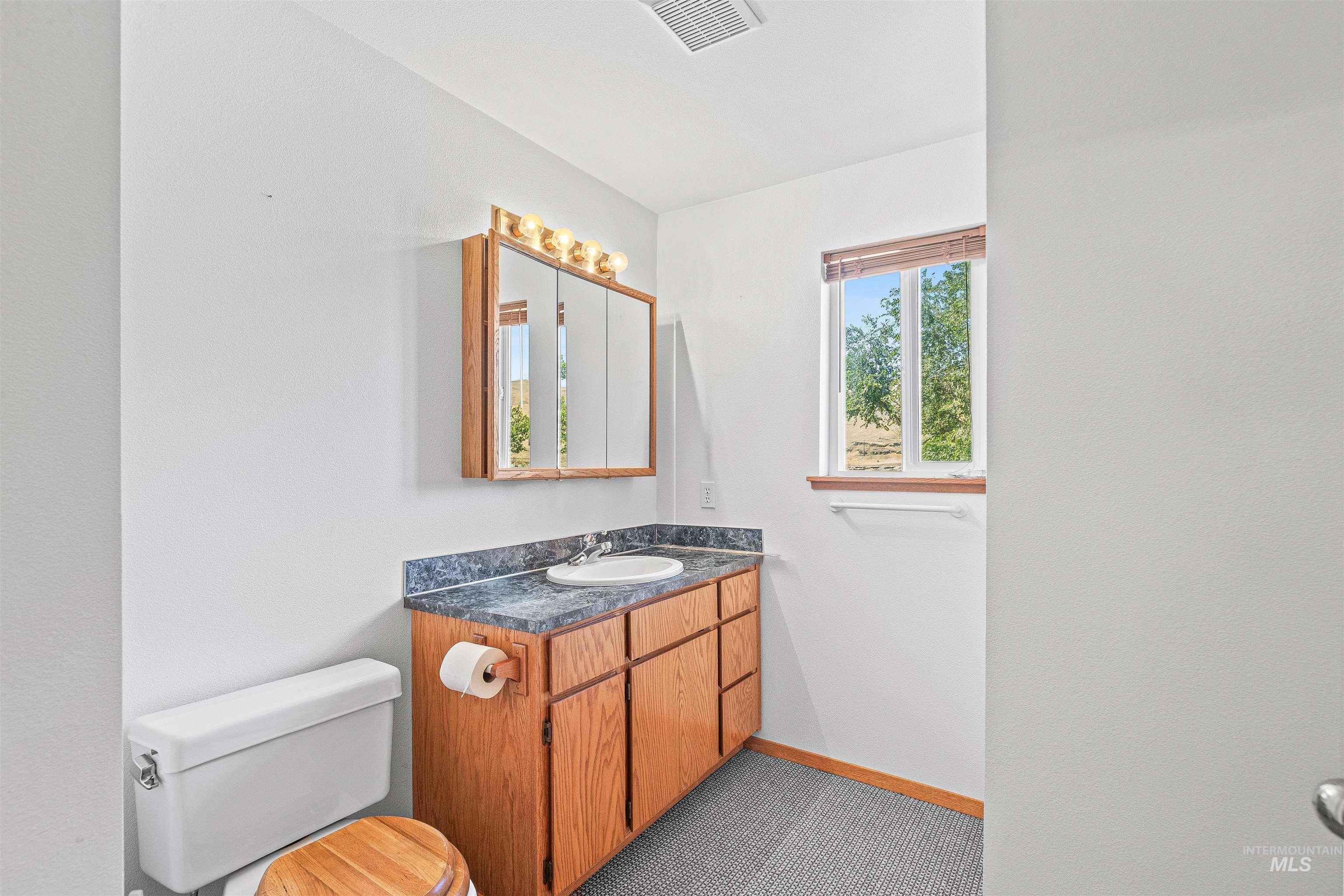 1962 Golfview Drive Clarkston, WA 99403 - Photo 33 of 35 Bathroom with toilet and vanity