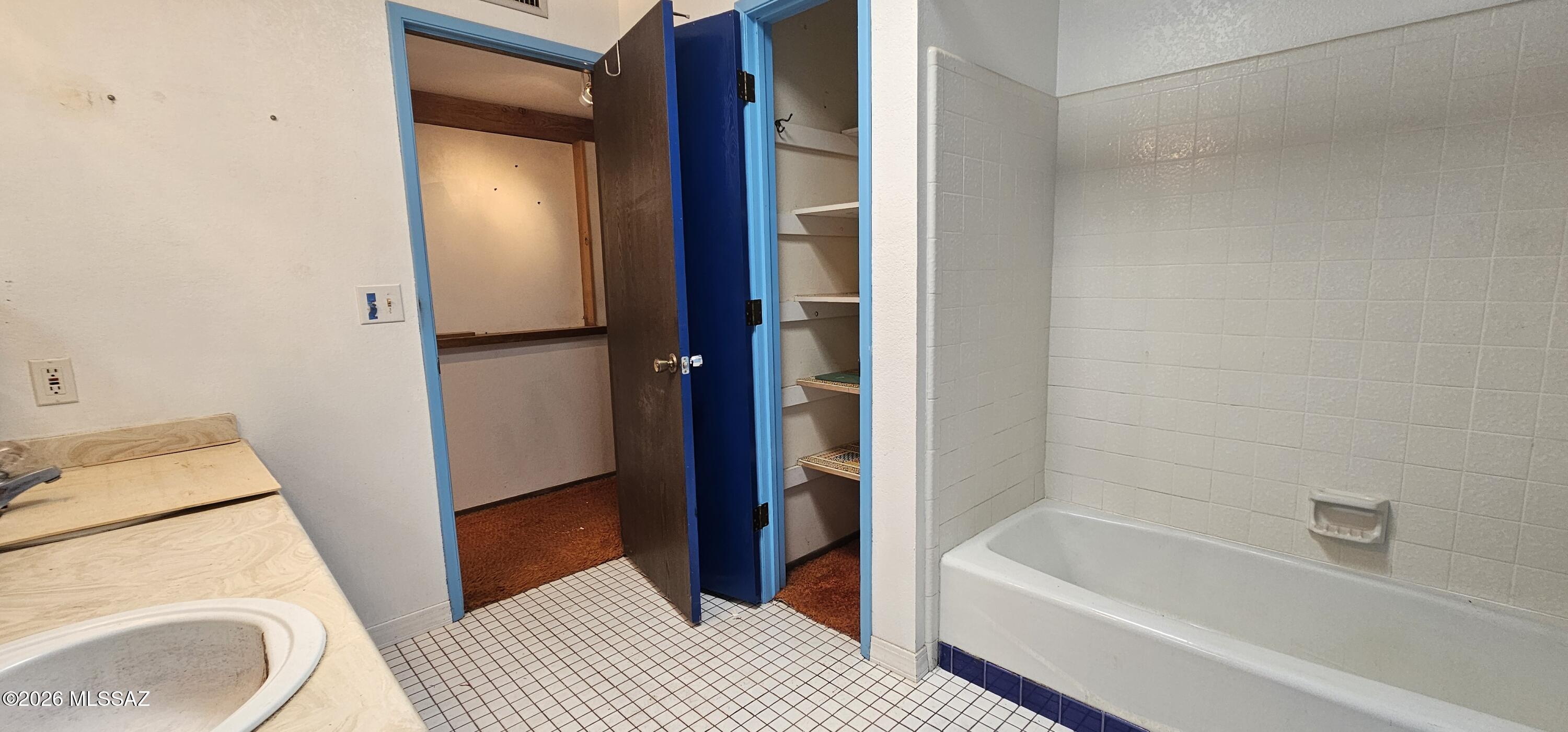 4441 North Sanders Road Tucson, AZ 85743 - Photo 22 of 40 Guest Bathroom