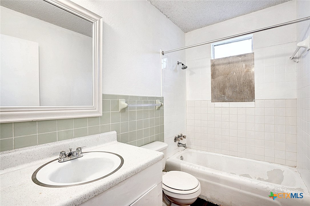 728 Old Martindale Road San Marcos, TX 78666 - Photo 13 of 16 a bathroom with a sink toilet and shower
