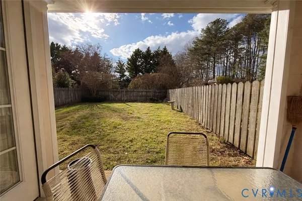 a view of a backyard