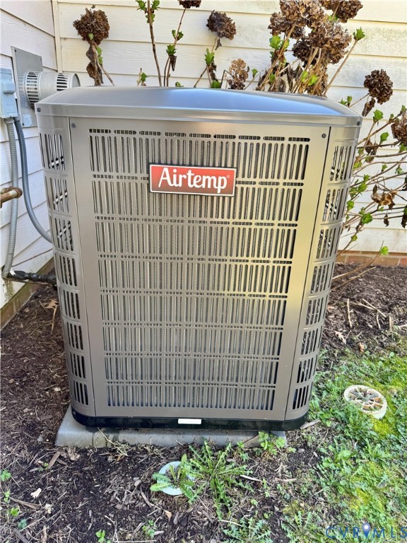 19 Bay Court Kilmarnock, VA 22482 - Photo 48 of 48 a view of a backyard with a wooden fence