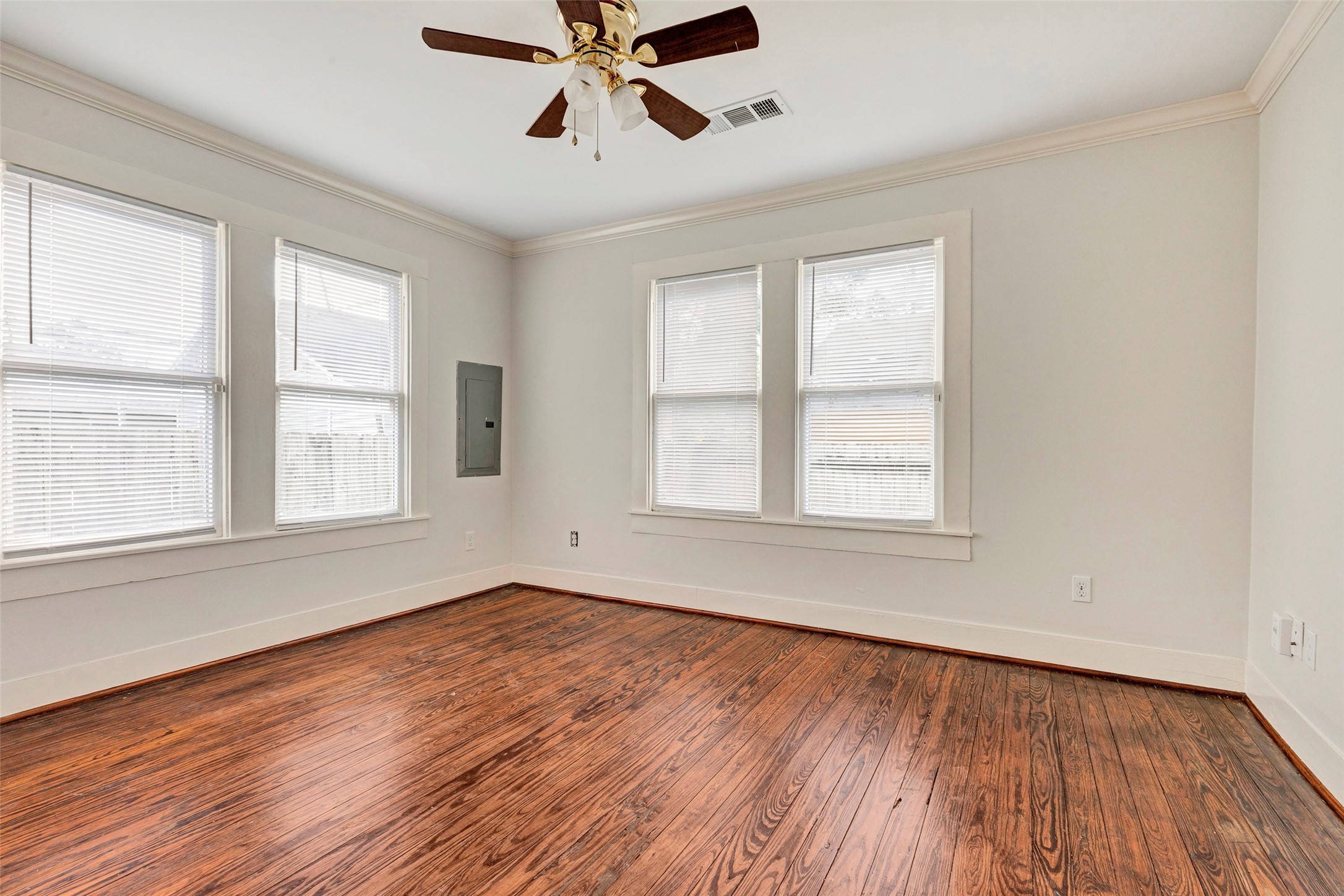 404 East 29th Street Houston, TX 77008 - Photo 4 of 9 a view of an empty room with wooden floor and a window
