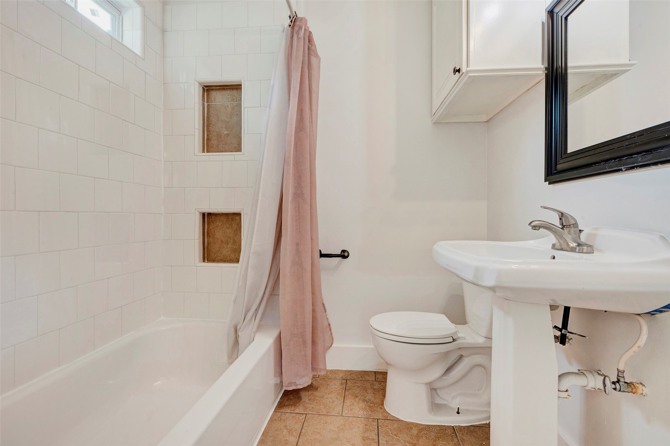 404 East 29th Street Houston, TX 77008 - Photo 7 of 9 a bathroom with a sink and a mirror