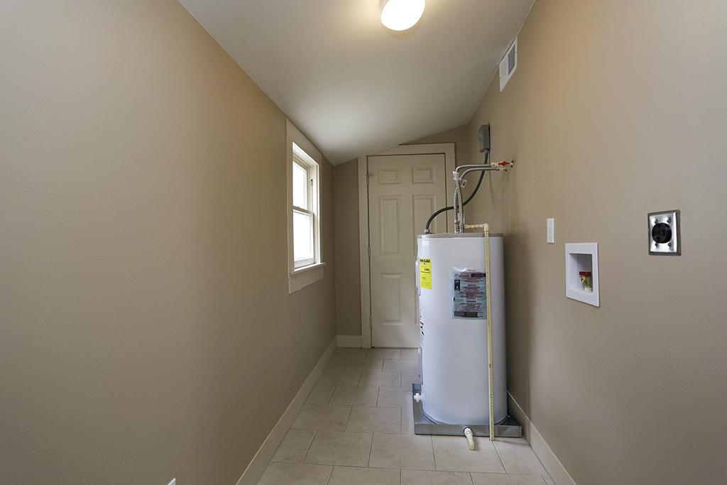 404 East 29th Street Houston, TX 77008 - Photo 8 of 9 a room with water heater and a window