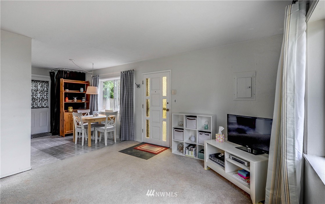 2513 Northeast 6th Place Renton, WA 98056 - Photo 3 of 12