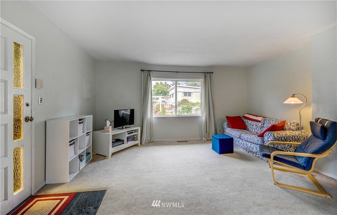 2513 Northeast 6th Place Renton, WA 98056 - Photo 4 of 12