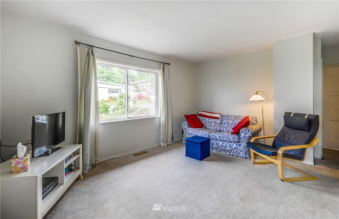 2513 Northeast 6th Place Renton, WA 98056 - Photo 5 of 12