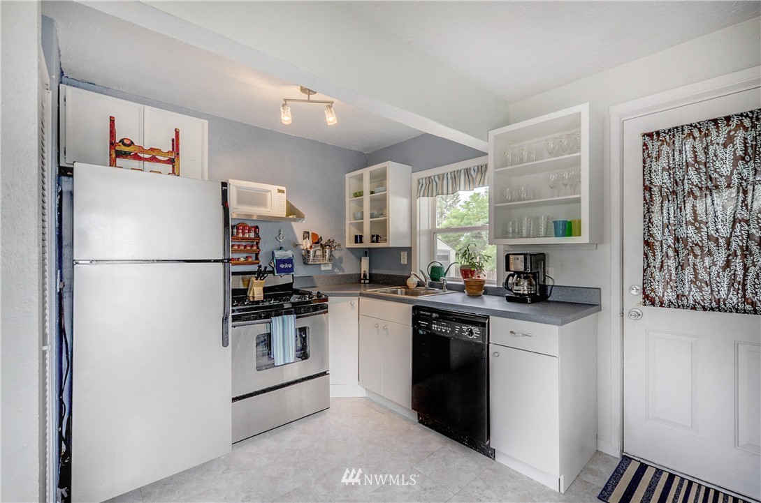 2513 Northeast 6th Place Renton, WA 98056 - Photo 6 of 12