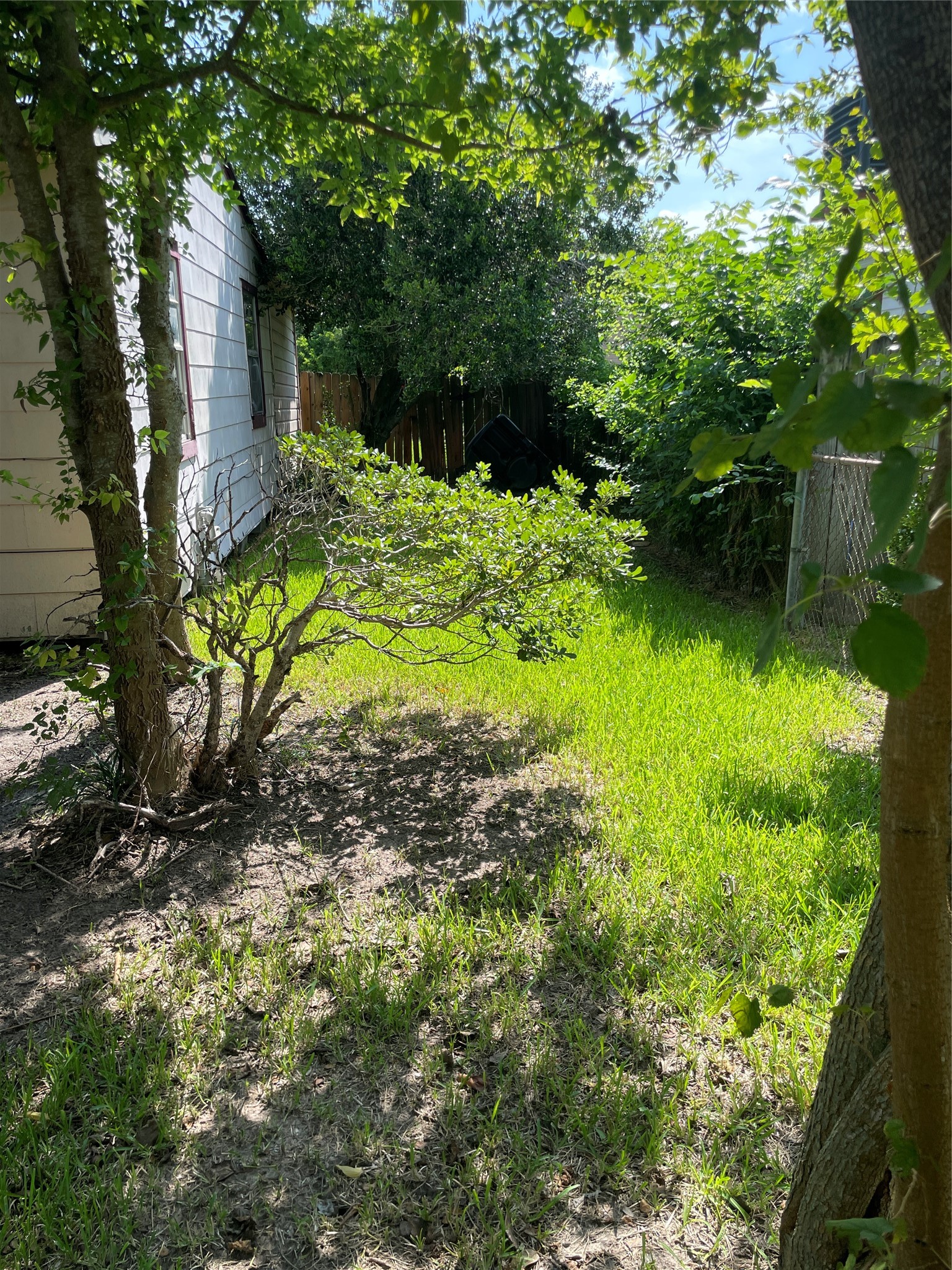 2308 Russell Street Houston, TX 77026 - Photo 2 of 10 a view of a backyard of the house