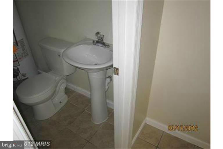 9864 Buckner Road Manassas, VA 20110 - Photo 15 of 16 Bath