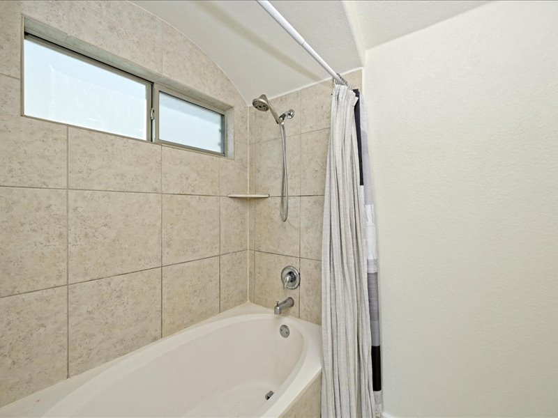 2101 Rivers Edge Way, Unit 29 Austin, TX 78741 - Photo 20 of 34 a bathroom with a bathtub