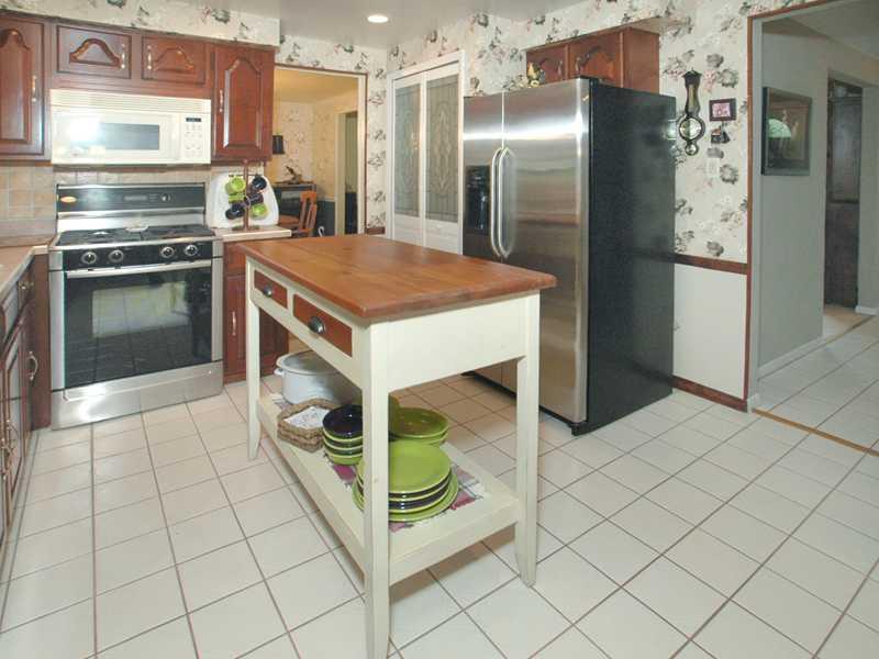 Kitchen. LARGE EAT IN  CHERRY KITCHEN. STAINLESS STEEL APPLIANCES.