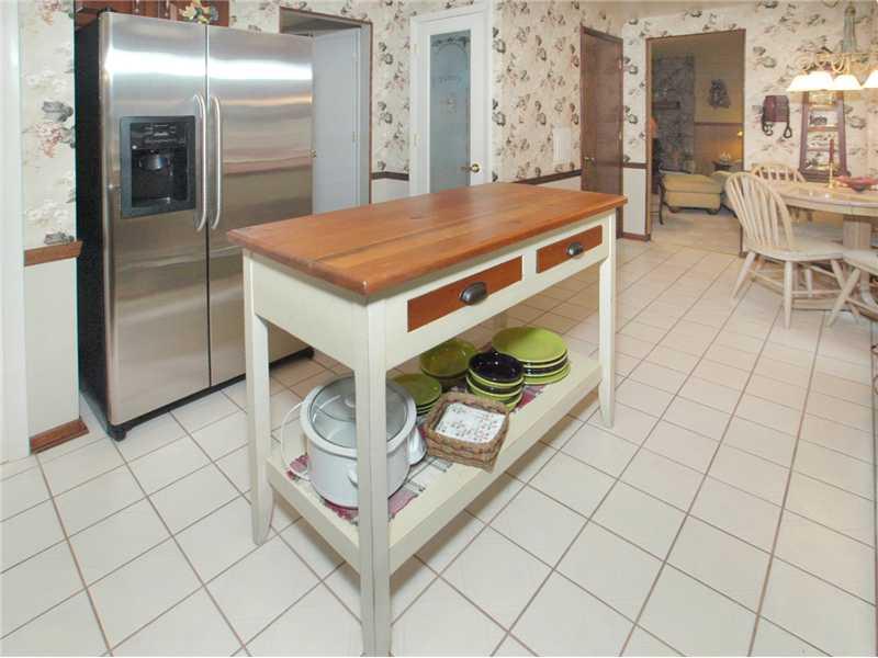 Kitchen. LARGE KITCHEN WITH BREAKFAST NOOK