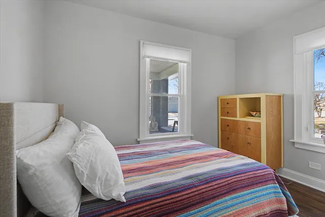 $2,800 | 136 East Jackson Street, Oswego, IL 60543