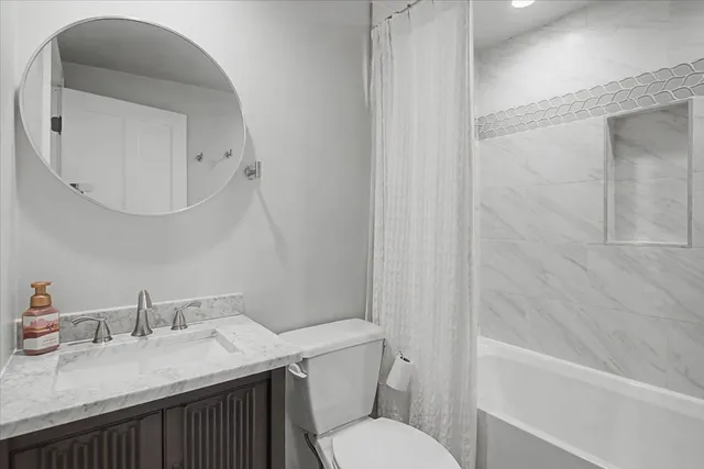 $2,800 | 136 East Jackson Street, Oswego, IL 60543