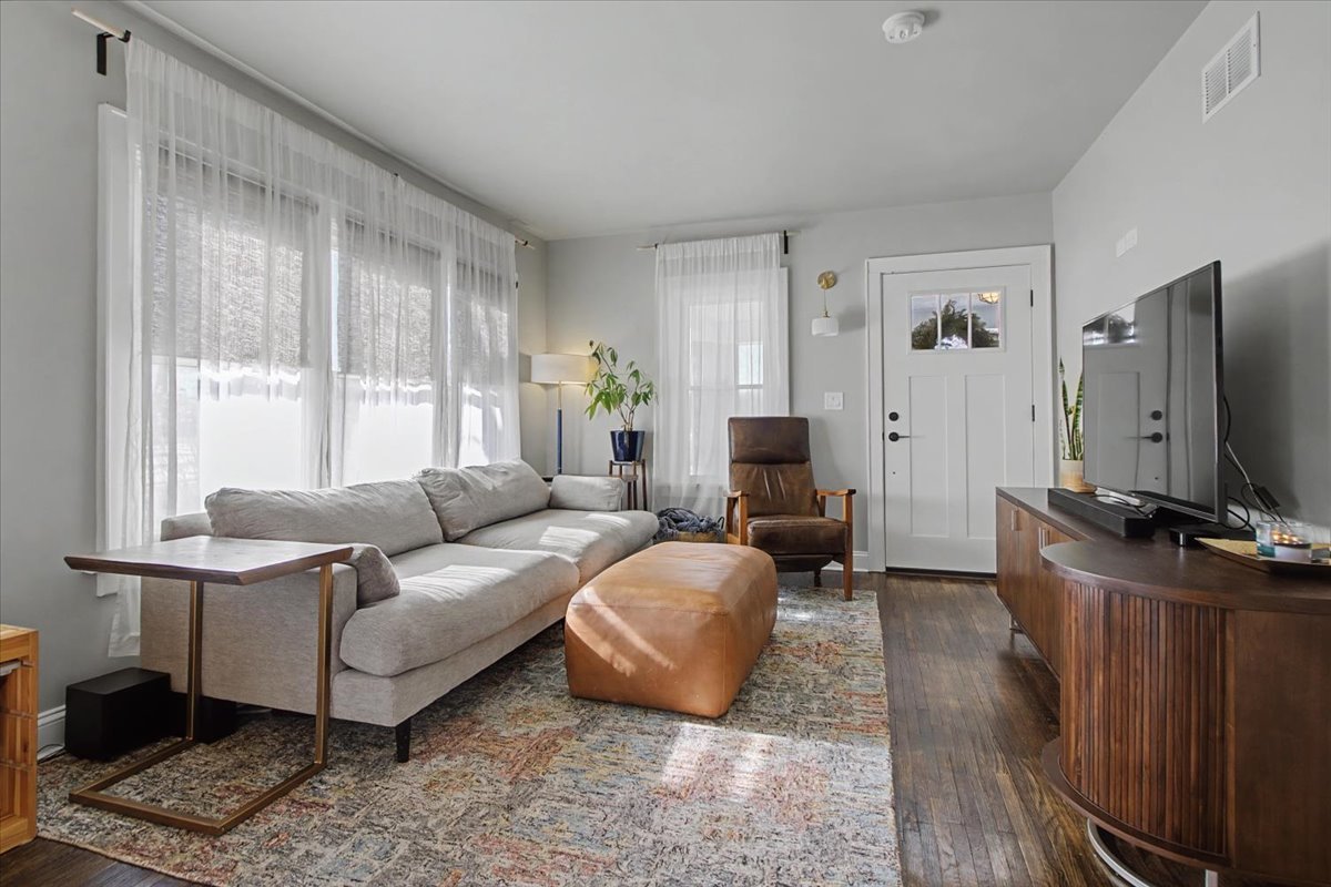 136 East Jackson Street Oswego, IL 60543 - Photo 3 of 29