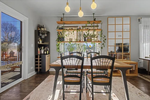 $2,800 | 136 East Jackson Street, Oswego, IL 60543