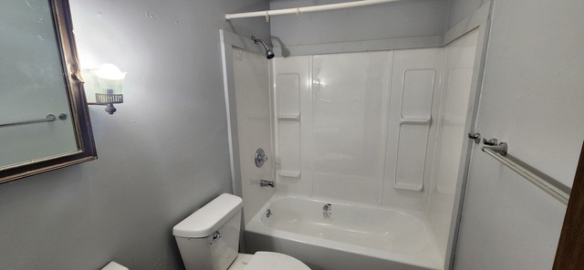 910 Timberline Drive Danville, IL 61832 - Photo 6 of 11 a bathroom with a toilet and a bathtub