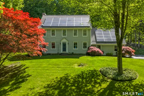 $640,000 | 18 Gelding Hill Road, Newtown, CT 06482
