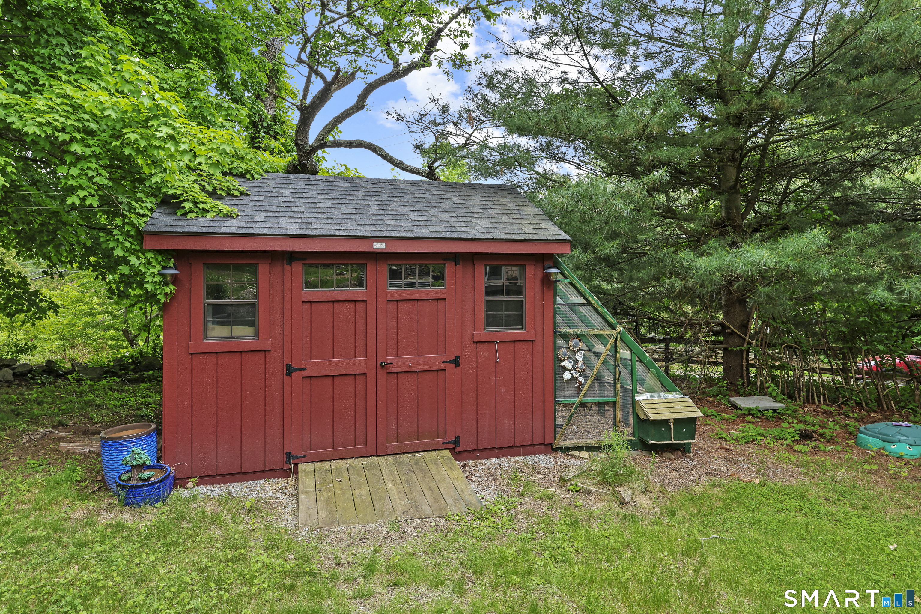 917 Hopewell Road Glastonbury, CT 06033 - Photo 37 of 39 a backyard of a house with seating space