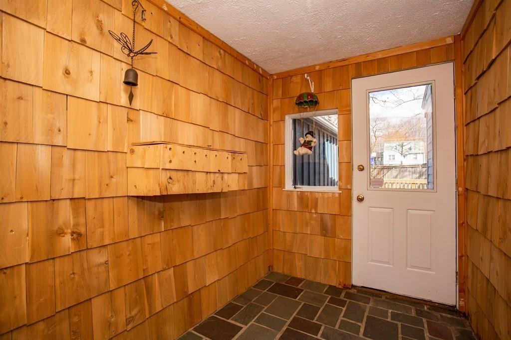 423 Tiffany Street Springfield, MA 01108 - Photo 4 of 39