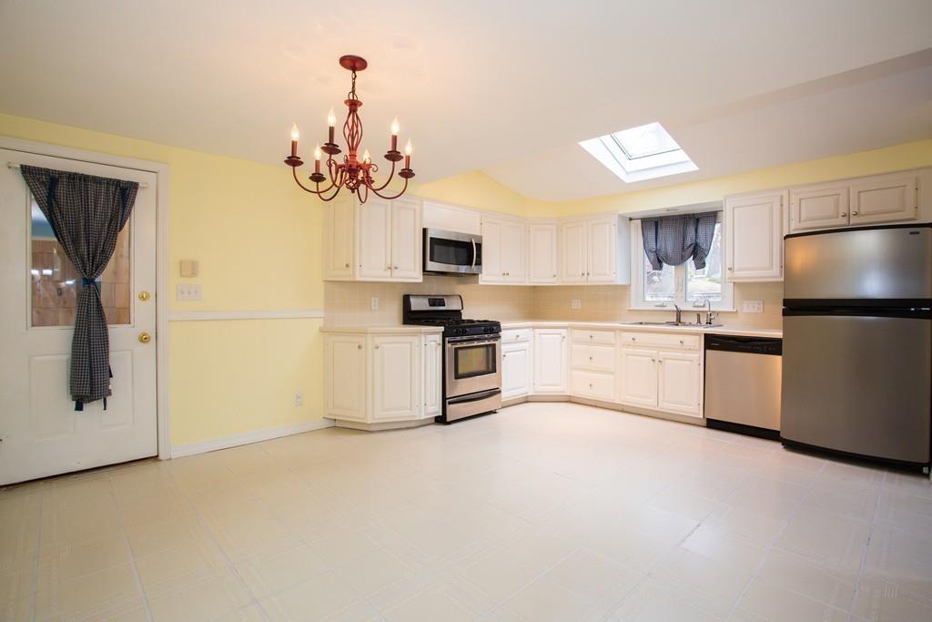 423 Tiffany Street Springfield, MA 01108 - Photo 6 of 39