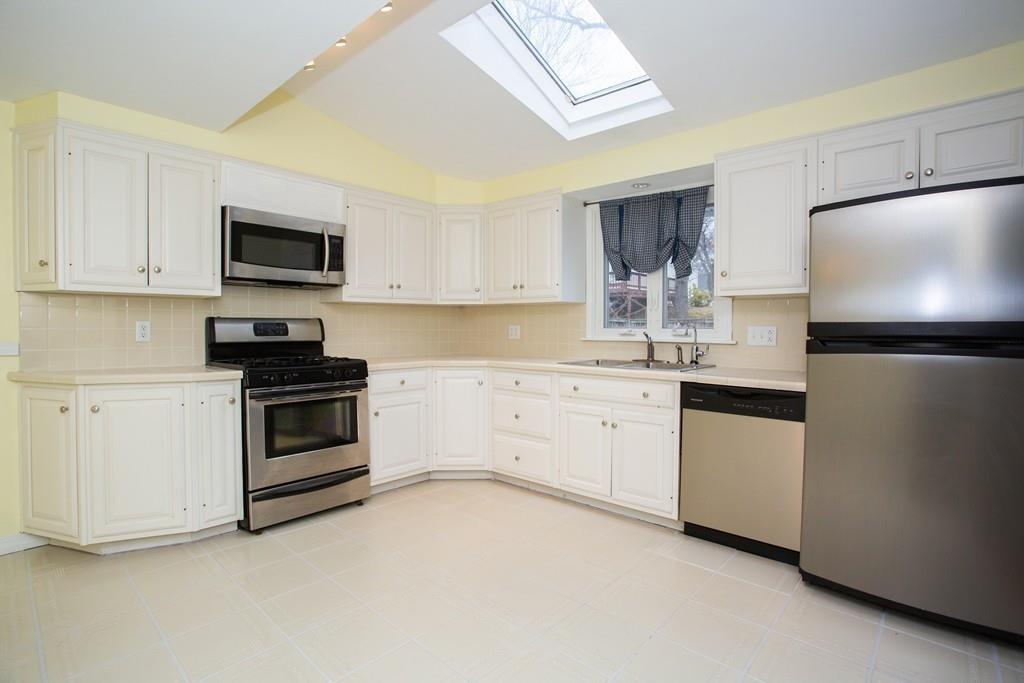 423 Tiffany Street Springfield, MA 01108 - Photo 8 of 39