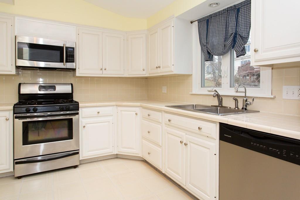 423 Tiffany Street Springfield, MA 01108 - Photo 10 of 39