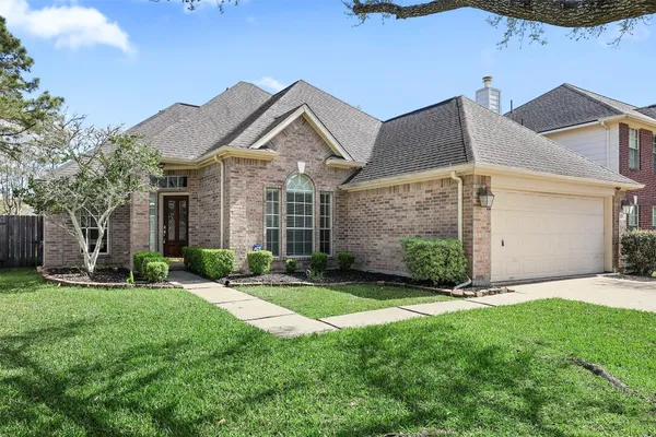 $2,500 | 3715 Crescent Drive, Pearland, TX 77584