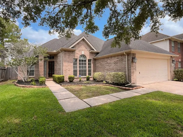 $2,500 | 3715 Crescent Drive, Pearland, TX 77584