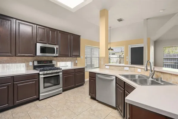 $2,500 | 3715 Crescent Drive, Pearland, TX 77584