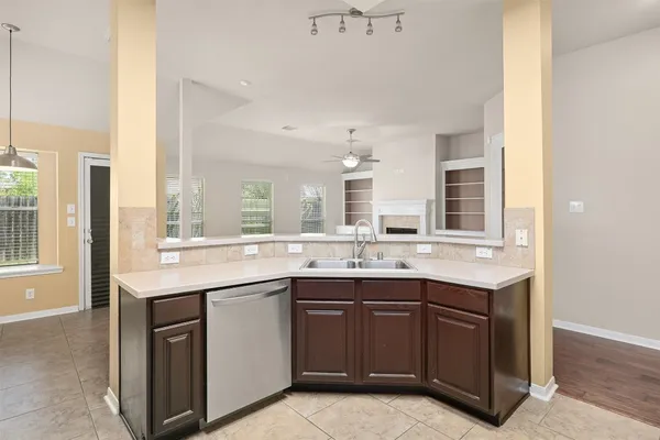 $2,500 | 3715 Crescent Drive, Pearland, TX 77584