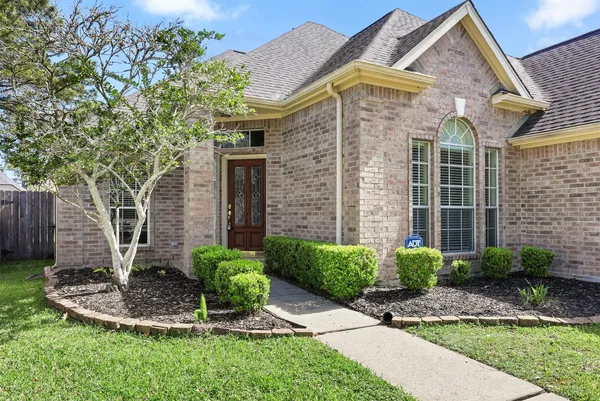 $2,500 | 3715 Crescent Drive, Pearland, TX 77584