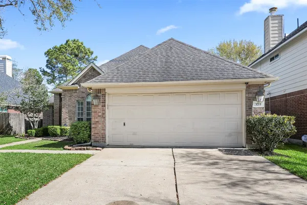 $2,500 | 3715 Crescent Drive, Pearland, TX 77584