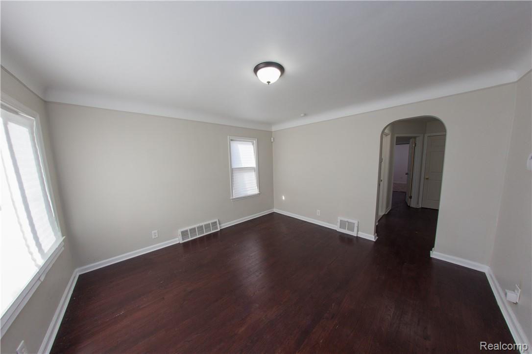 13437 Toepfer Road Warren, MI 48089 - Photo 6 of 57 livingroom.jpg