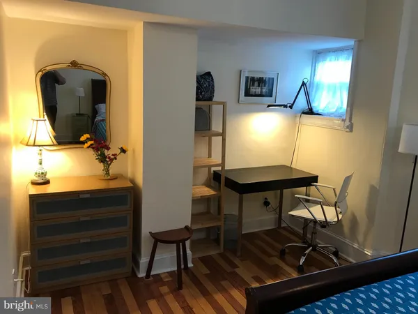 a view of entryway with elevator