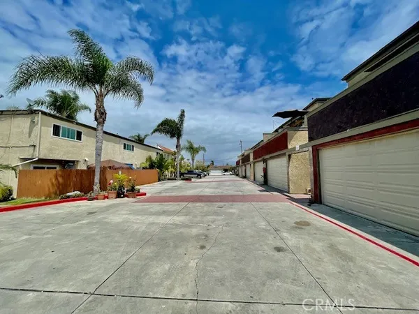 $3,795 | 17181 Elm Lane, Unit A, Huntington Beach, CA 92647