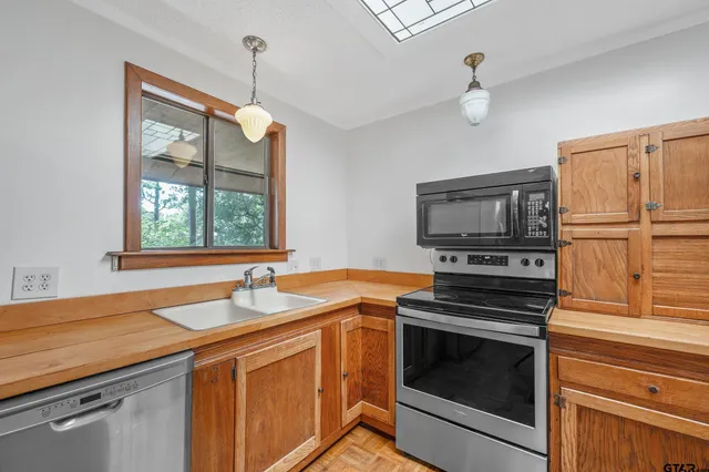 $379,000 | 229 Hideaway Lane East, Hideaway, TX 75771