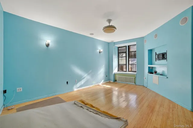 a bed room with a bed and closet