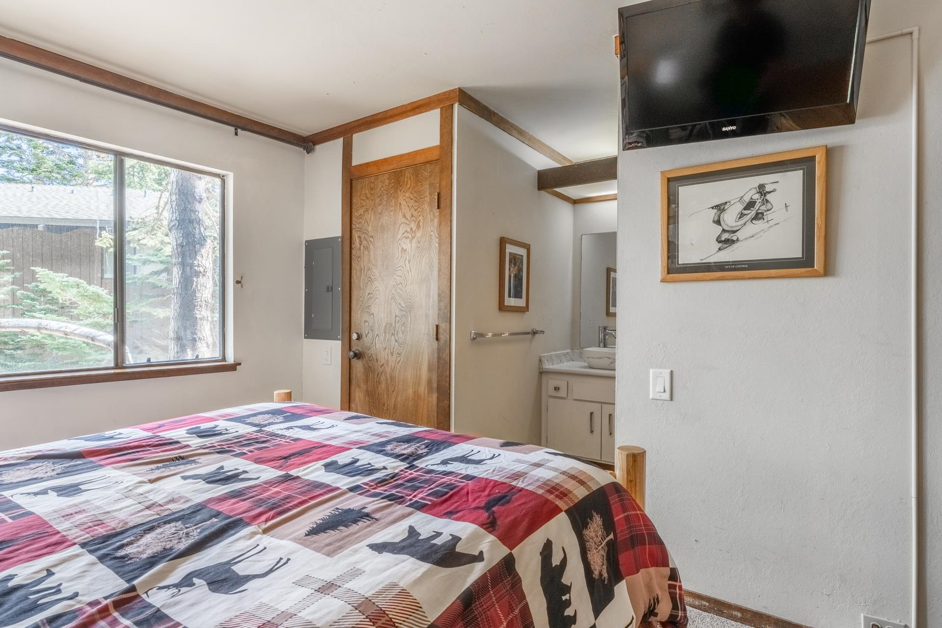 94 John Muir Road, Unit 127 Mammoth Lakes, CA 93546 - Photo 23 of 32 a bedroom with a bed and a flat screen tv