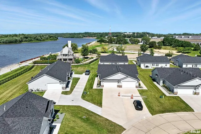 $243,500 | 141 Beacon Harbor Parkway, East Moline, IL 61244